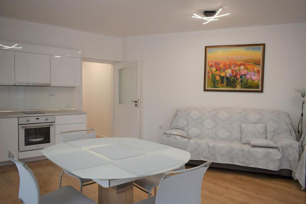 Top Center Apartment Gramophone With Private Parking ブルガス エクステリア 写真
