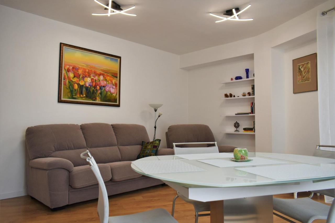 Top Center Apartment Gramophone With Private Parking ブルガス エクステリア 写真